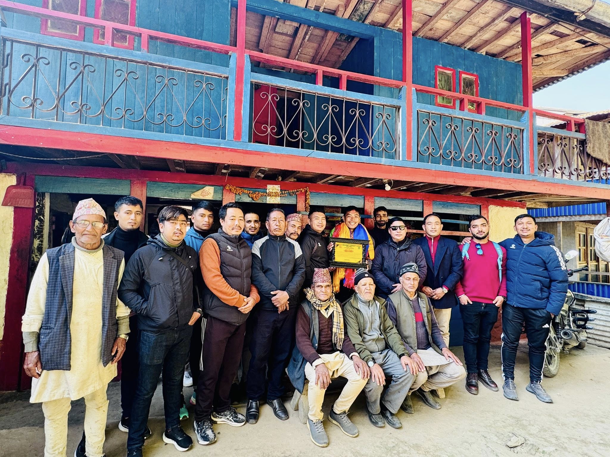 लाहन पतङ्वा लिम्बुको घरमा आफन्त र साथीभाईसँग तस्बिर खिचाउँदै ।