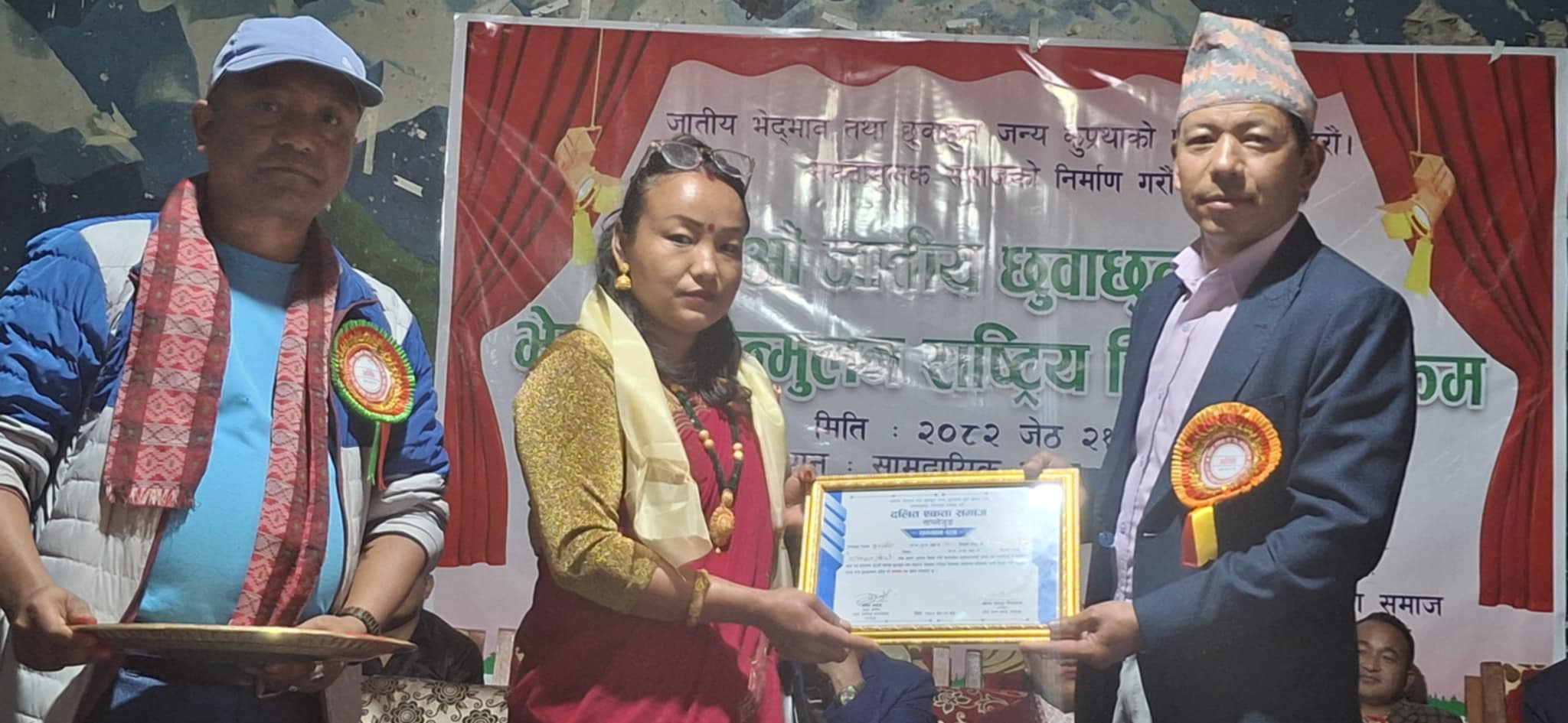 सम्मान पत्र प्रदान गर्दै फुङलिङ नगरपालिका १ वडाअध्यक्ष रुद्र मादेन