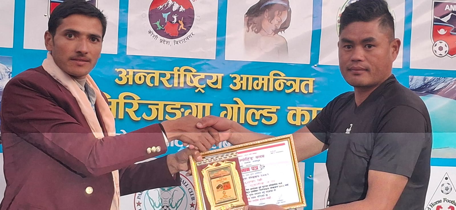 फाइनल खेलका मुख्य रेफ्रि विके थलङ आयोजक अध्यक्ष अर्जन भटराईमार्फत मायाको चिनो ग्रहण गर्दै ।