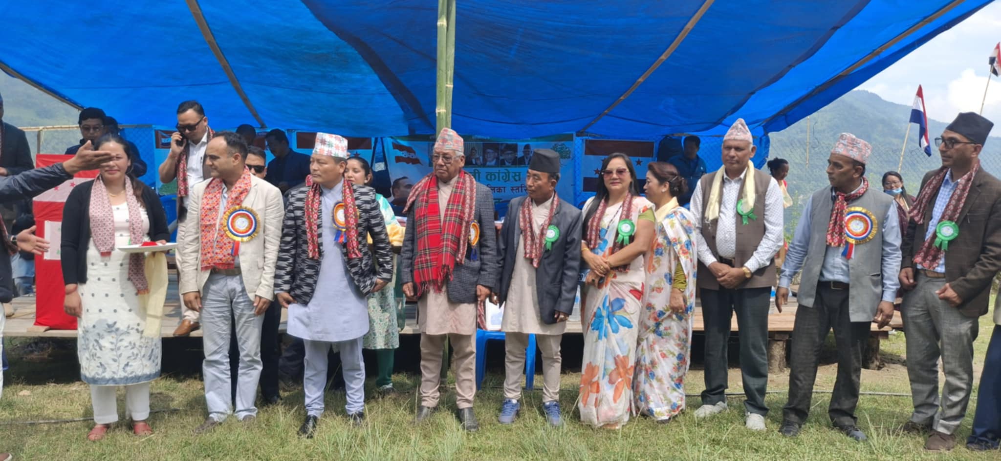 काग्रेस केन्द्रिय सदस्य नैनसिंह महरसहित नेताहरु