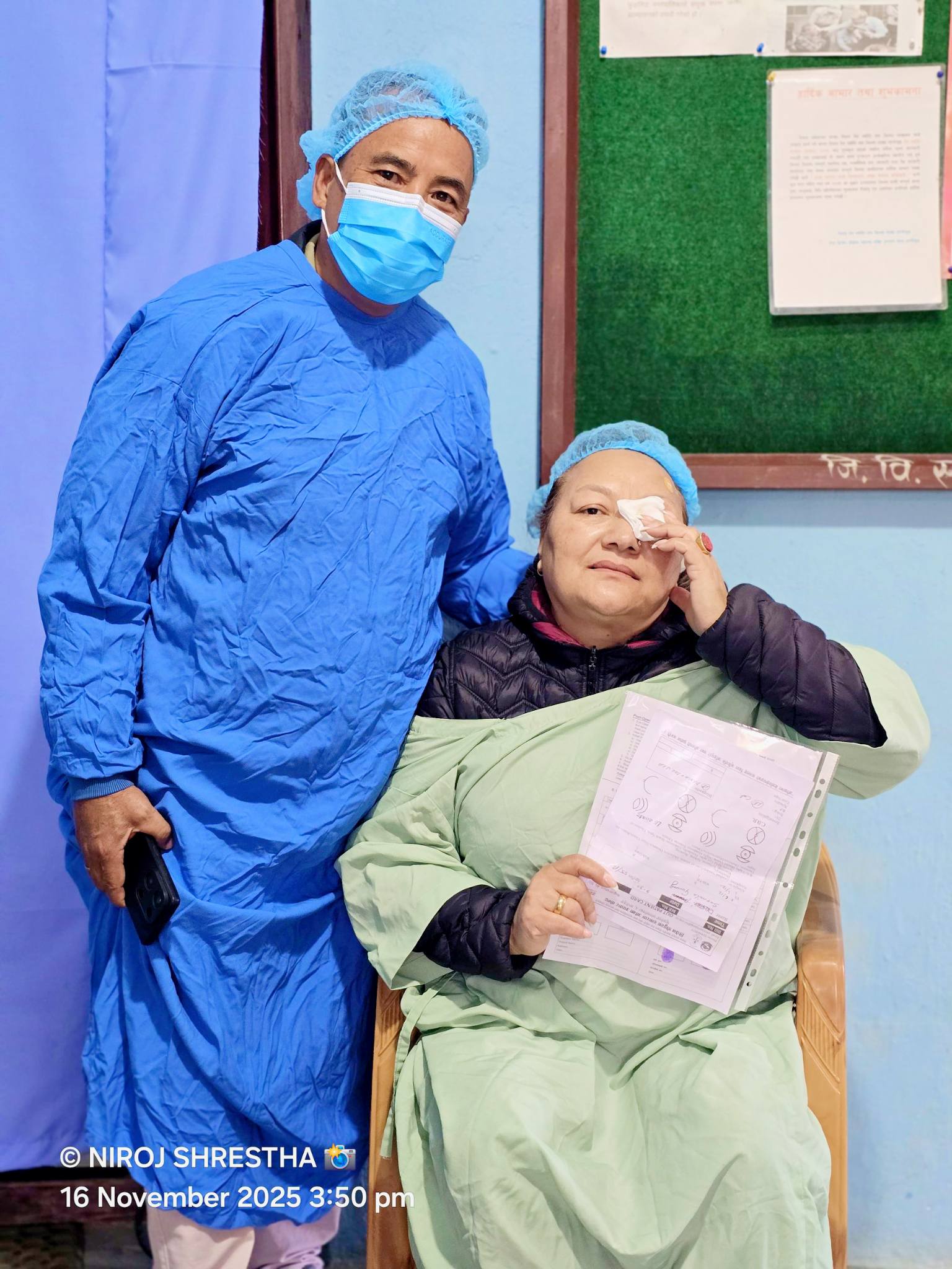 शल्यक्रियापश्चात सेवाग्राहीसँग क्लिनिक इन्जार्ज काजी गुरुङ । तस्बिरः निरोज श्रेष्ठ