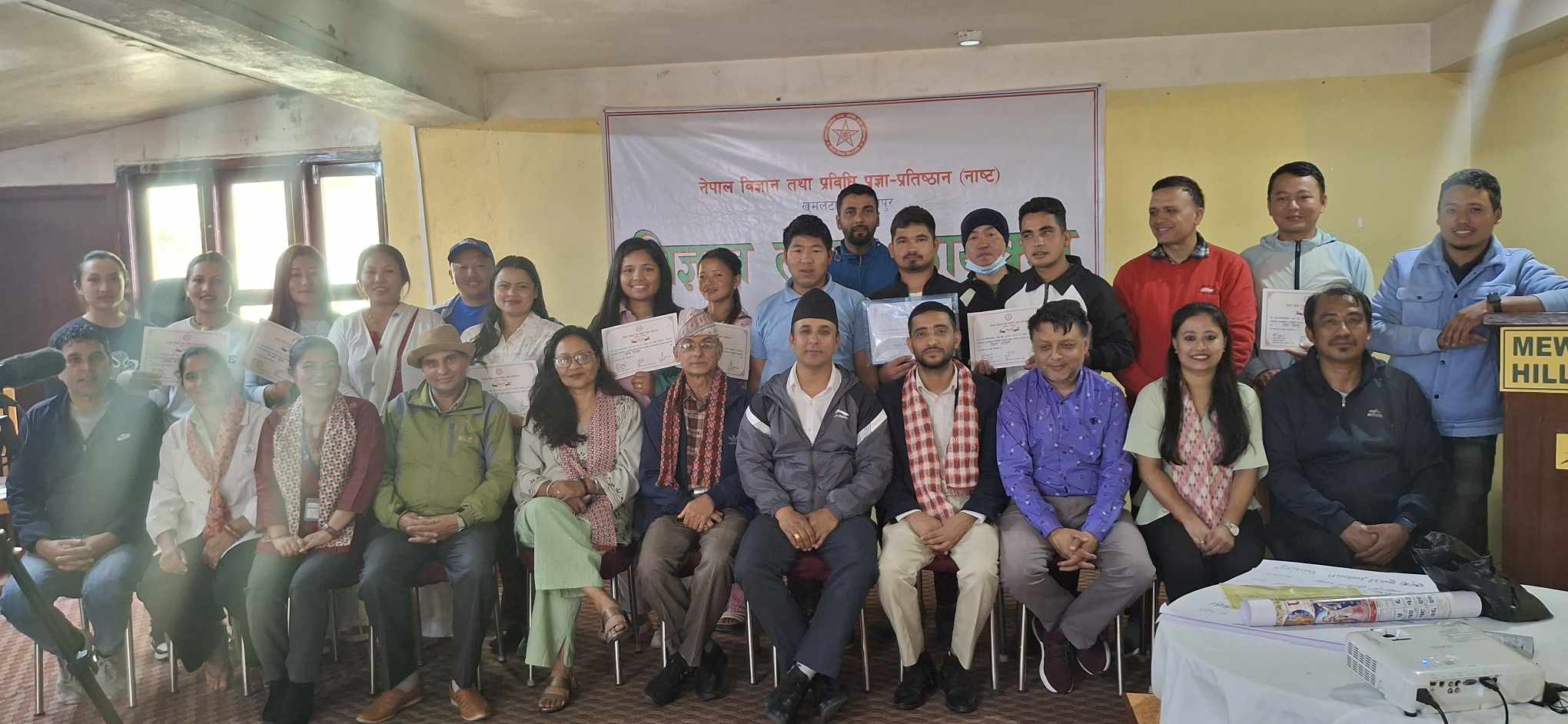 तालिम पश्चात सामुहिक तस्बिर खिच्दै&nbsp;