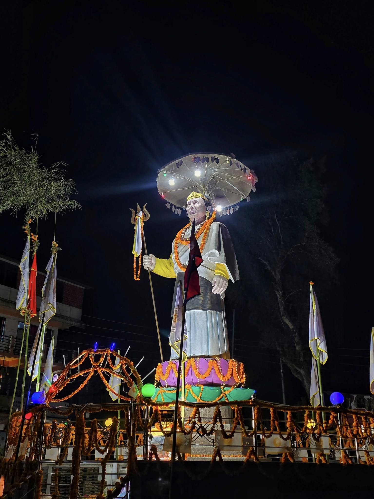 तोक्मेडाँडास्थित महागुरु फाल्गुनन्द लिङ्देनका शालिक ।