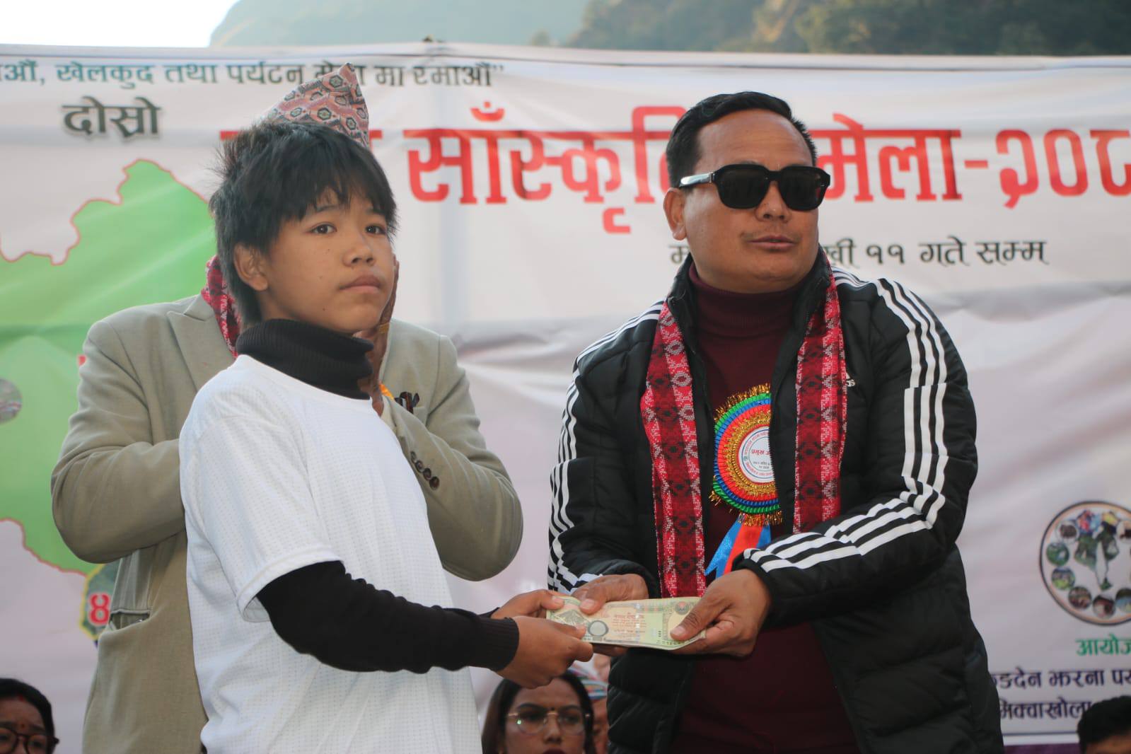 राहत उपलब्ध गराउँदै उद्योग कृषि तथा सहकारी मन्त्री खगेनसिंह हाङगाम