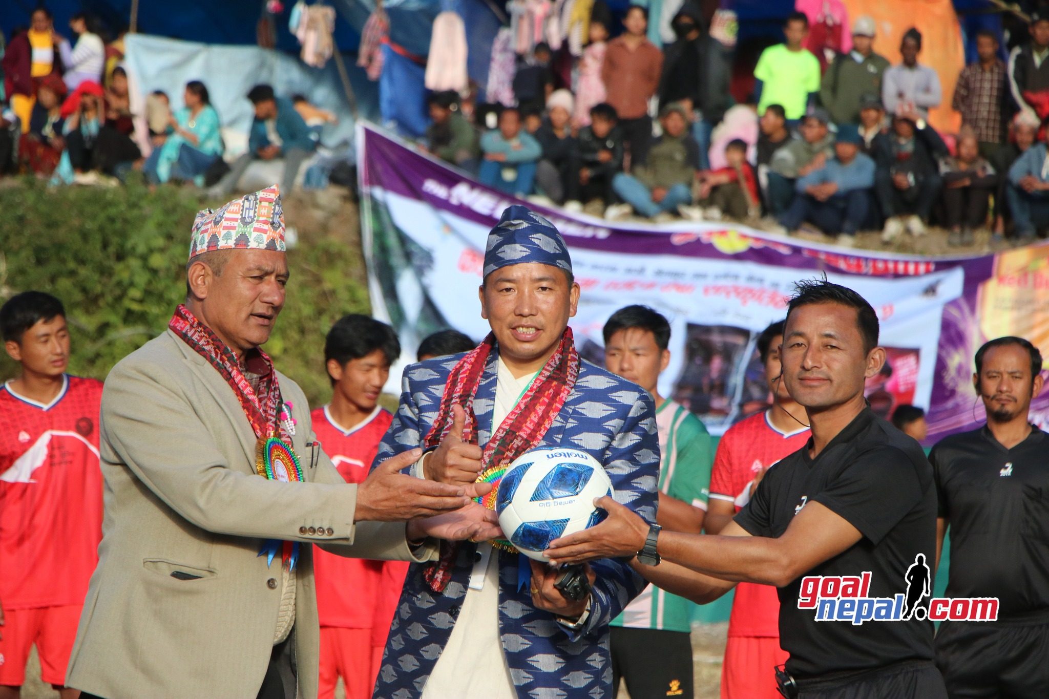 मिक्वाखोला गाउँपालिका अध्यक्ष भक्त वहादुर कार्की र अध्यक्ष विजय साँवा मुख्य रेफ्रिलाई बल हस्तान्तरण गर्दै । तस्बिरःगोलनेपाल