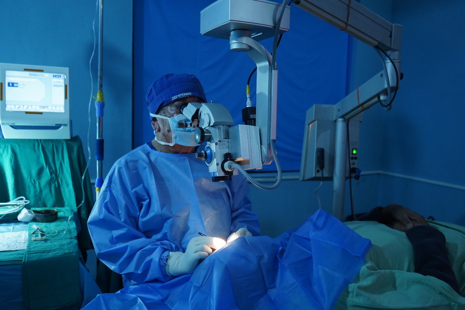 शल्यक्रिया कक्षमा विरामीसँग डा. सन्दुक रुइट । तस्बिरः अर्जुन कट्वाल क्षेत्री