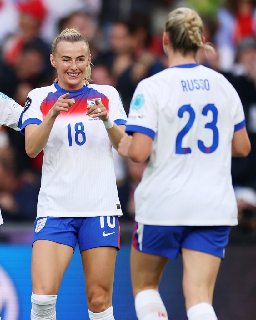 गोल गरेपछि खुसी मनाउँदै इङ्ग्ल्याण्डका खेलाडी&nbsp;