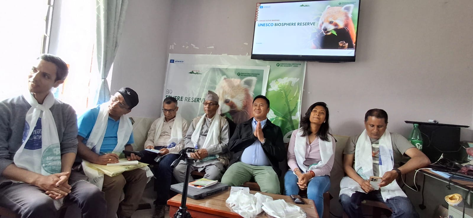 कंञ्चनजंघा संरक्षण क्षेत्र व्यवस्थापन परिषद अध्यक्ष खगेन्द्र फेम्बुसहित यनेस्को प्रतिनिधि । तस्बिर, देवराज गुरुङ