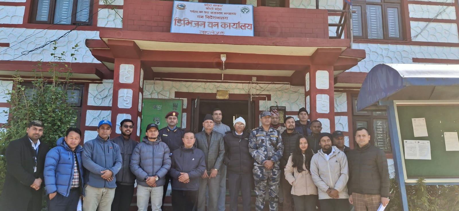 डिभिजन वन कार्यालयमा कार्यक्रम समापनपश्चात तस्बिर खिच्दै ।