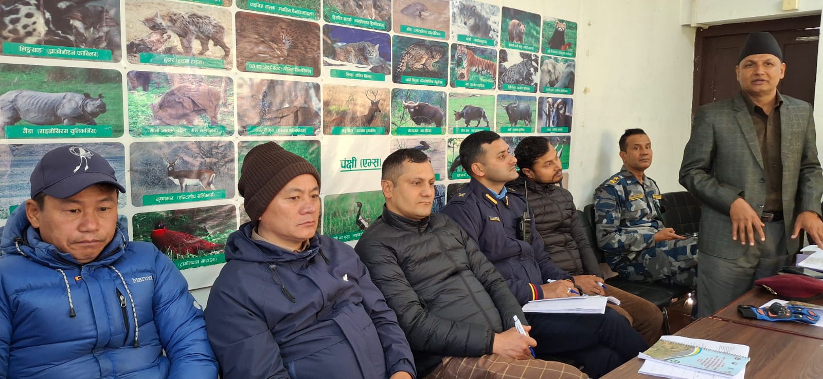 सुझाव र निर्देशन दिर्दै प्रमूख जिल्ला अधिकारी शिवराज सेढाई