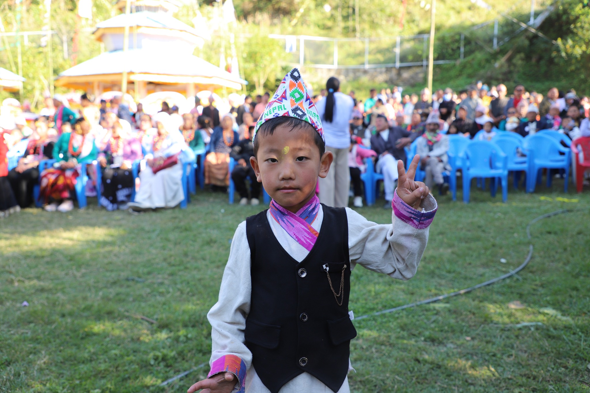 जातिय पोसाकमा सहभागी बालक ।