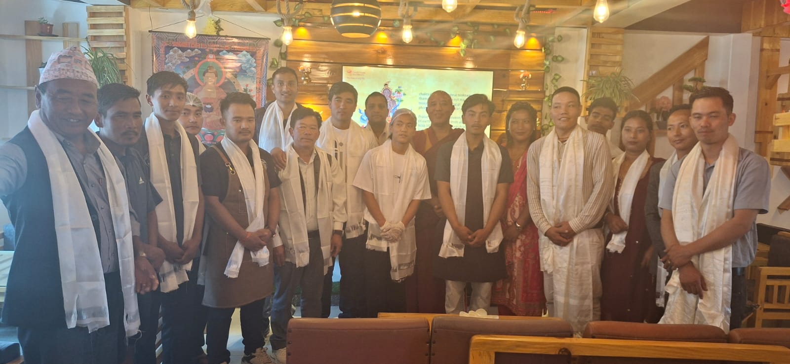 अतिथिसँग तस्बिर खिच्दै