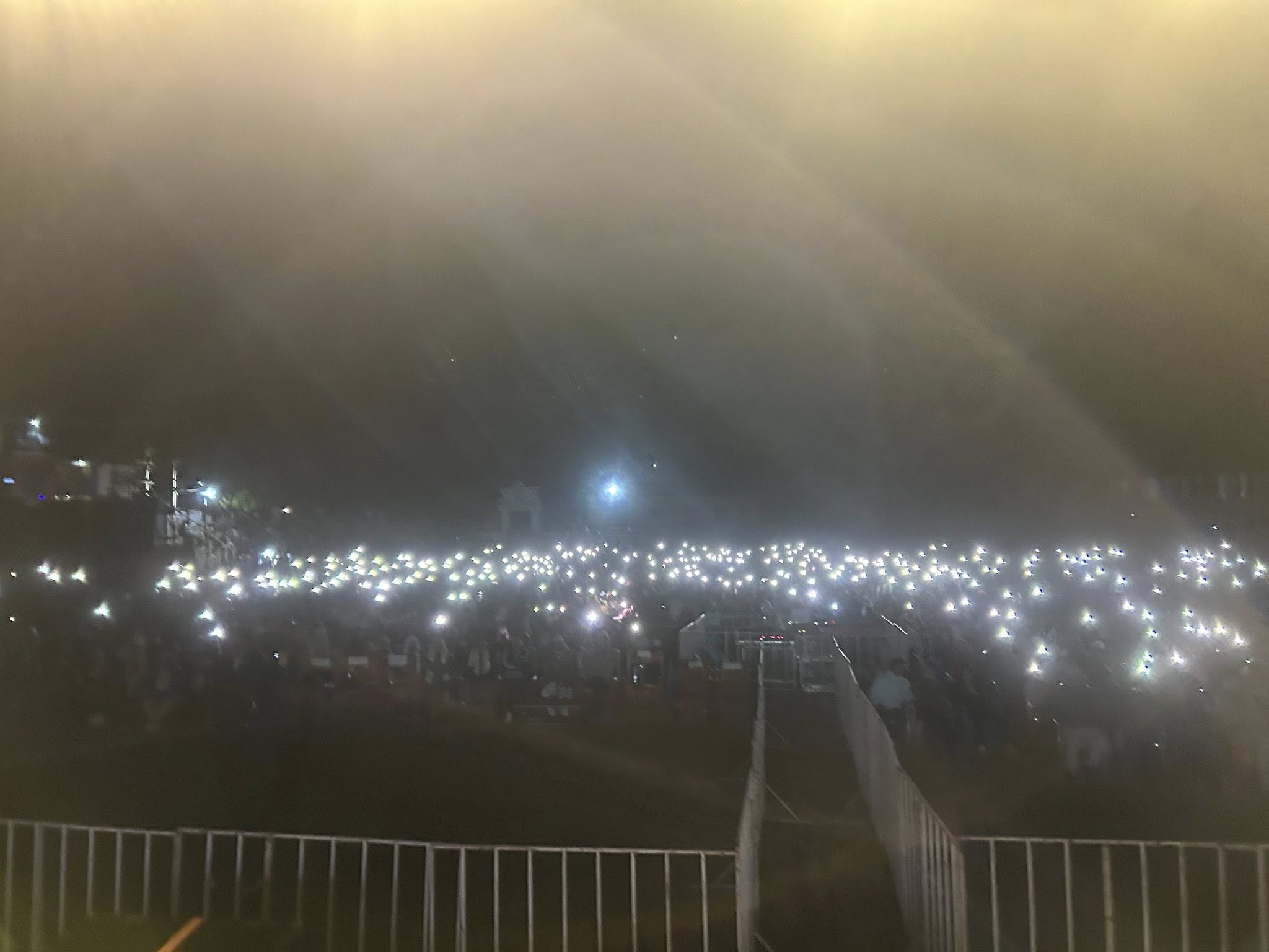 भानु जन माविको मैदानमा दर्शकले मोबाइलको टर्च बालेको दृश्य