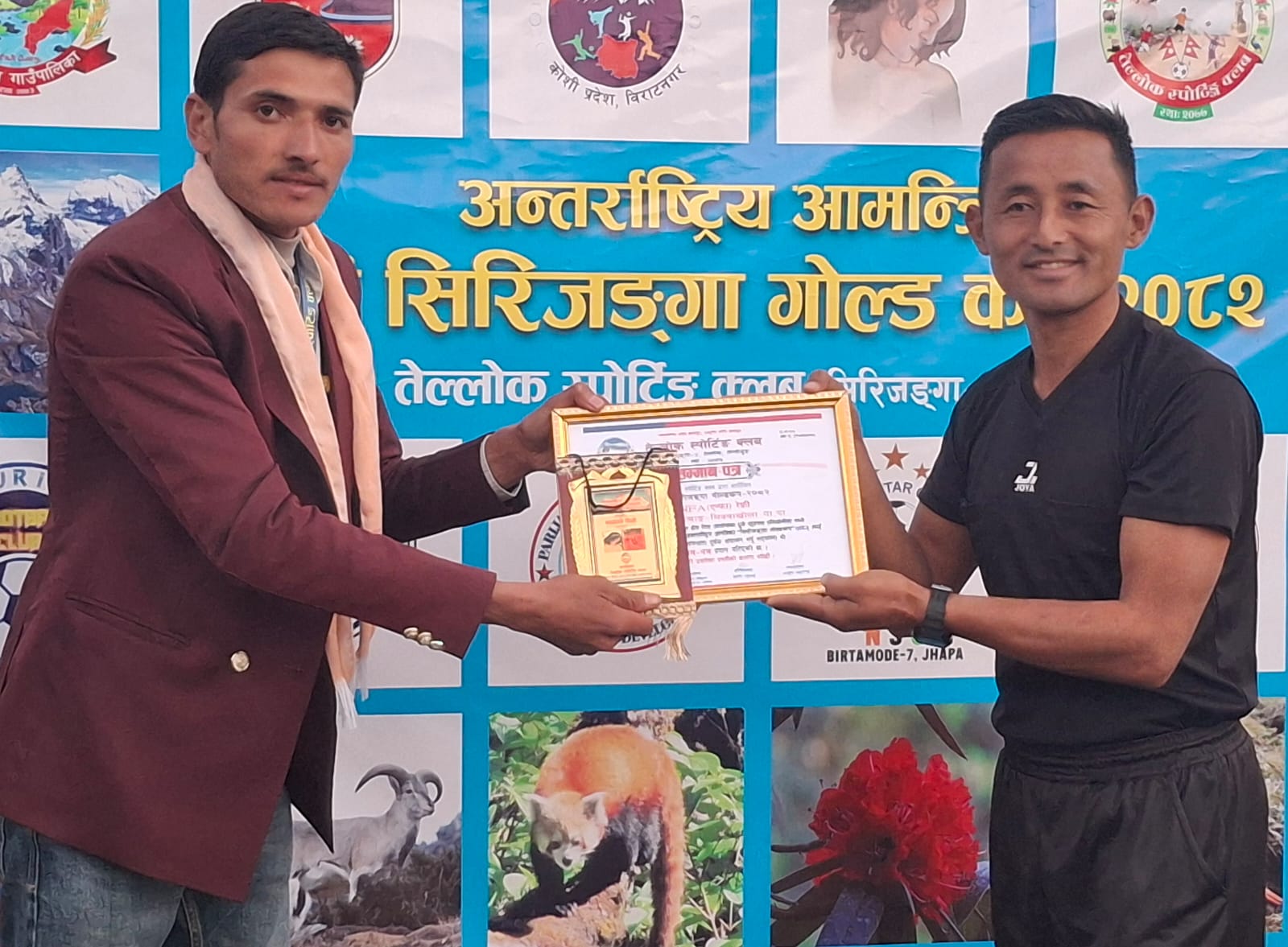 फाइनल खेलका मुख्य रेफ्रि विके थलङ आयोजक अध्यक्ष अर्जन भटराईमार्फत मायाको चिनो ग्रहण गर्दै ।