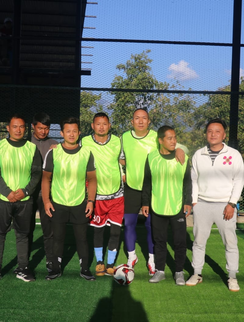 खेलाडीहरु तस्बिर खिचाउँदै ।