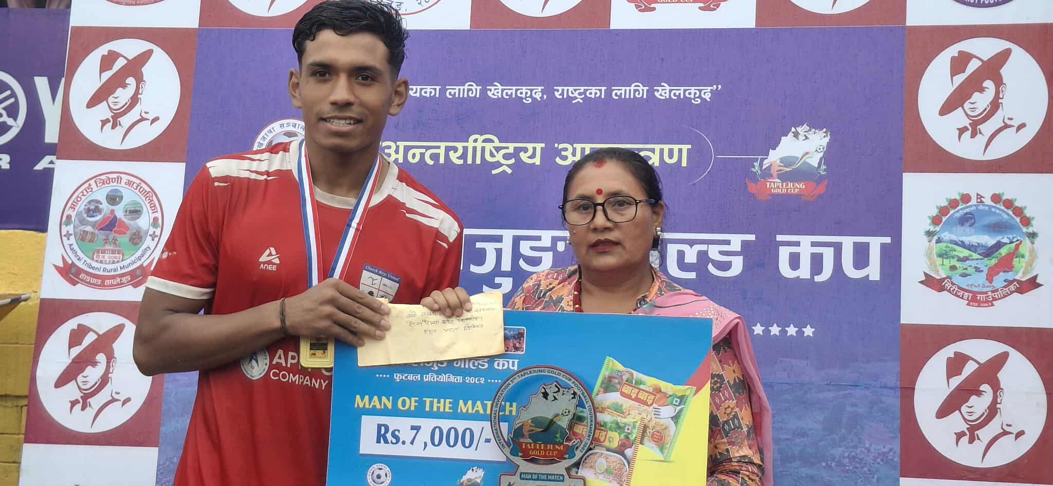 म्यान अफ दि म्याच घोषित ललितपुरका सुमन श्रेष्ठलाई पुरस्कार प्रदानगर्दै फुङलिङ नगरपालिका उपप्रमूख भिमादेवी ओझा