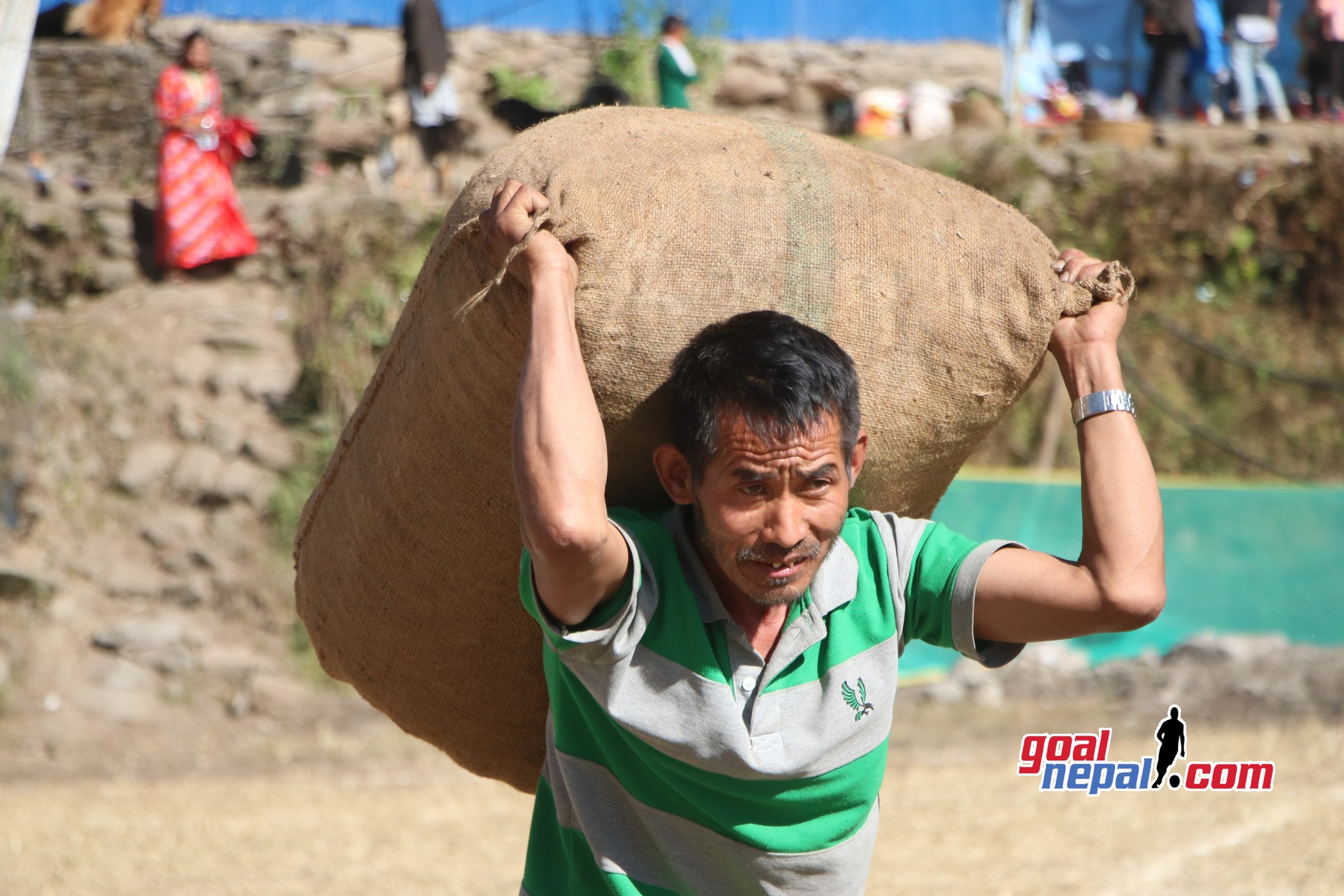 पुरस्कारका लागि अलैचीको बोरा ल्याउँदै । साँवामा मंसिर ११ गते अलैची प्रतिमन (४० केजी) ९६ हजारको मुल्य गर्यो ।