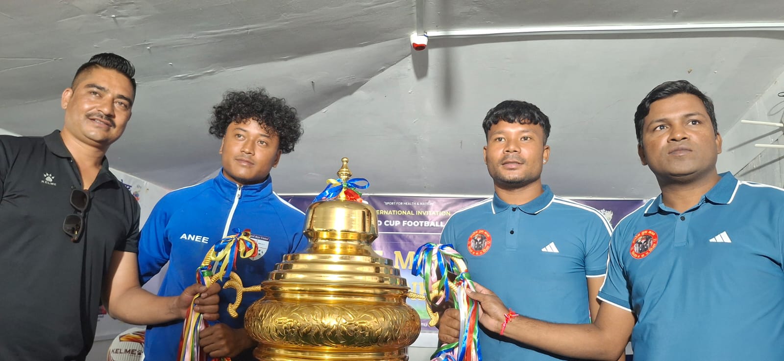 सिराह प्रशिक्षक राजिव यादव,कप्तान रेम्बो चौधरी र चर्च व्वाईज युनाइटेड ललितपुर मेनेजर सविन डाँगी र कप्तान विश्वास चौधरी ।