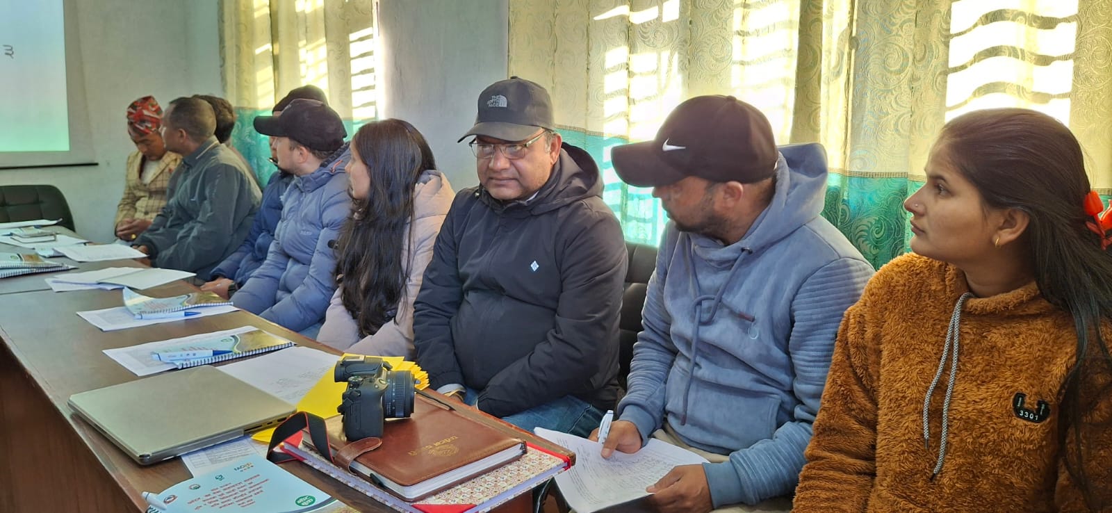 डिभिजन वन कार्यालयमा सहभागीहरु ।