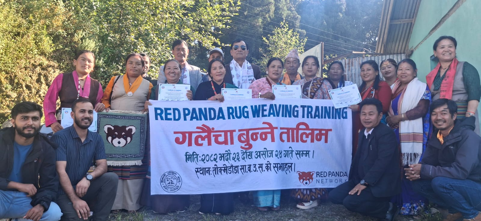 तालिम समापनपश्चात आयोजक र अतिथिसँग तालिमका सहभागीहरु तस्बिर खिचाउँदै ।