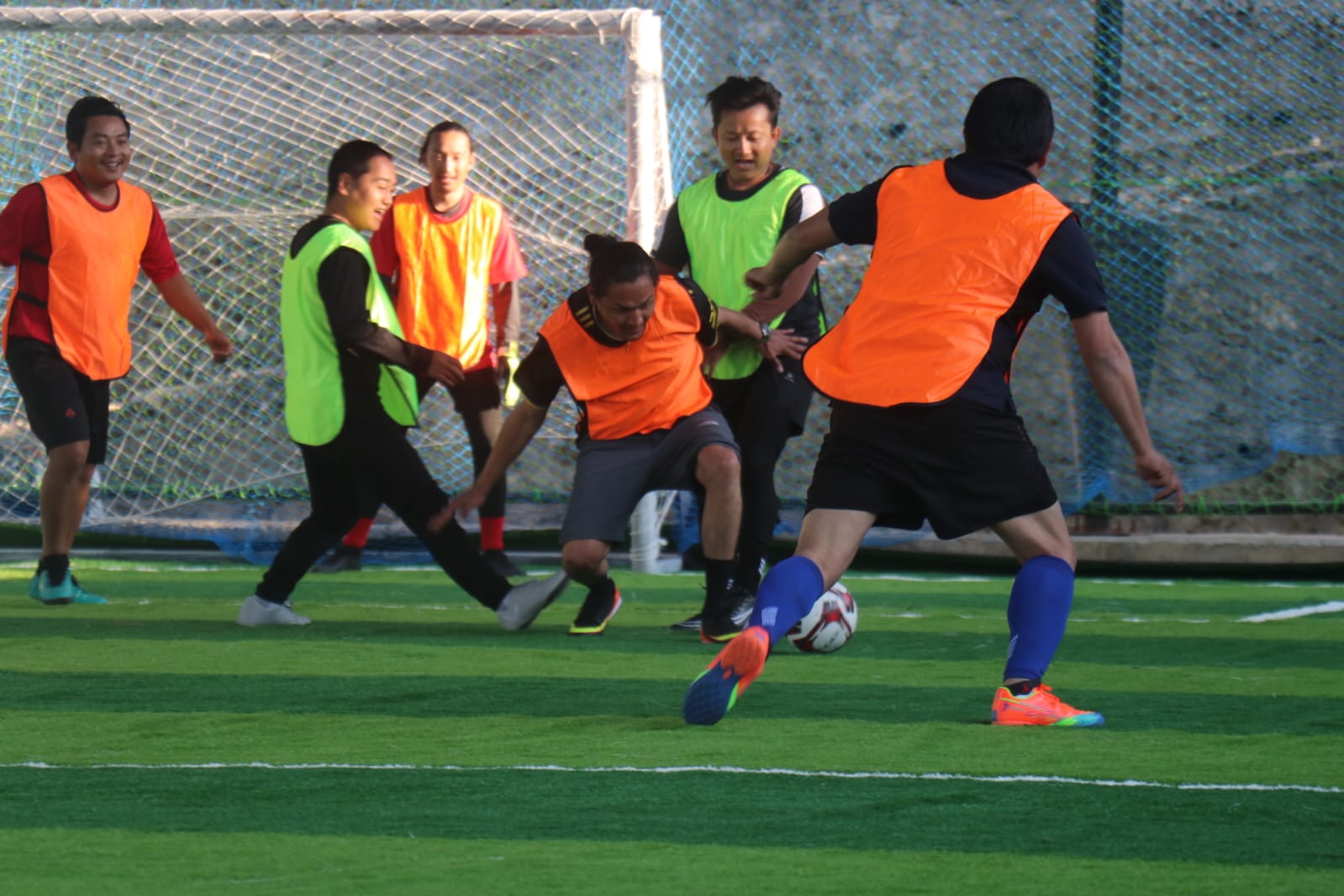 लाखेजात्रा संञ्चालन समिति अध्यक्ष सागर मादेन बलमा संघर्ष गर्दै ।