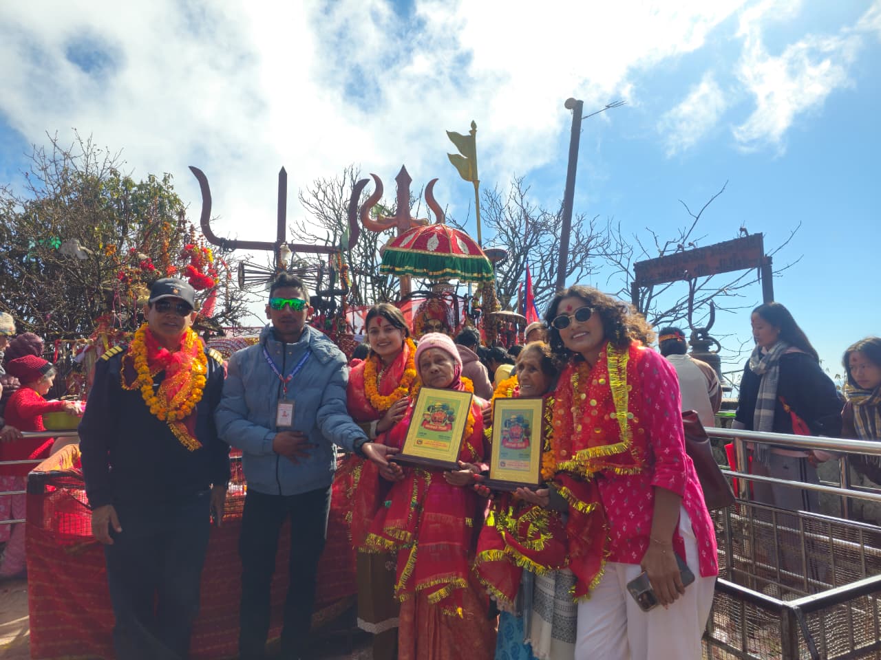 इस्टु कार्की र स्मारिका ढकालद्धयका हजुरआमा दर्शनपश्चात पाथीभरा क्षेत्र विकास समितिको तर्फबाट पाथीभरा अंकित मायाको चिनो ग्रहण गर्दै ।