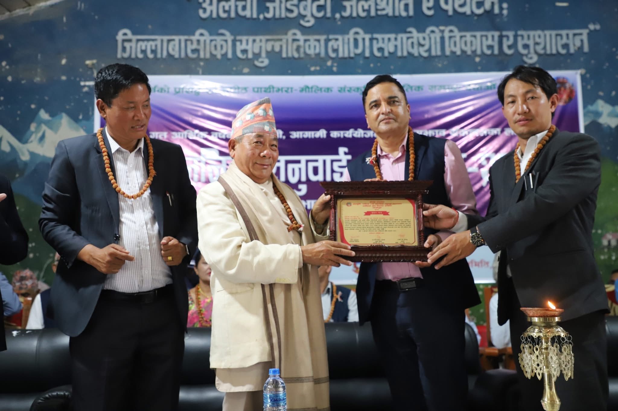 सम्मान ग्रहण गर्दै पूर्व मन्त्री मणि लामा