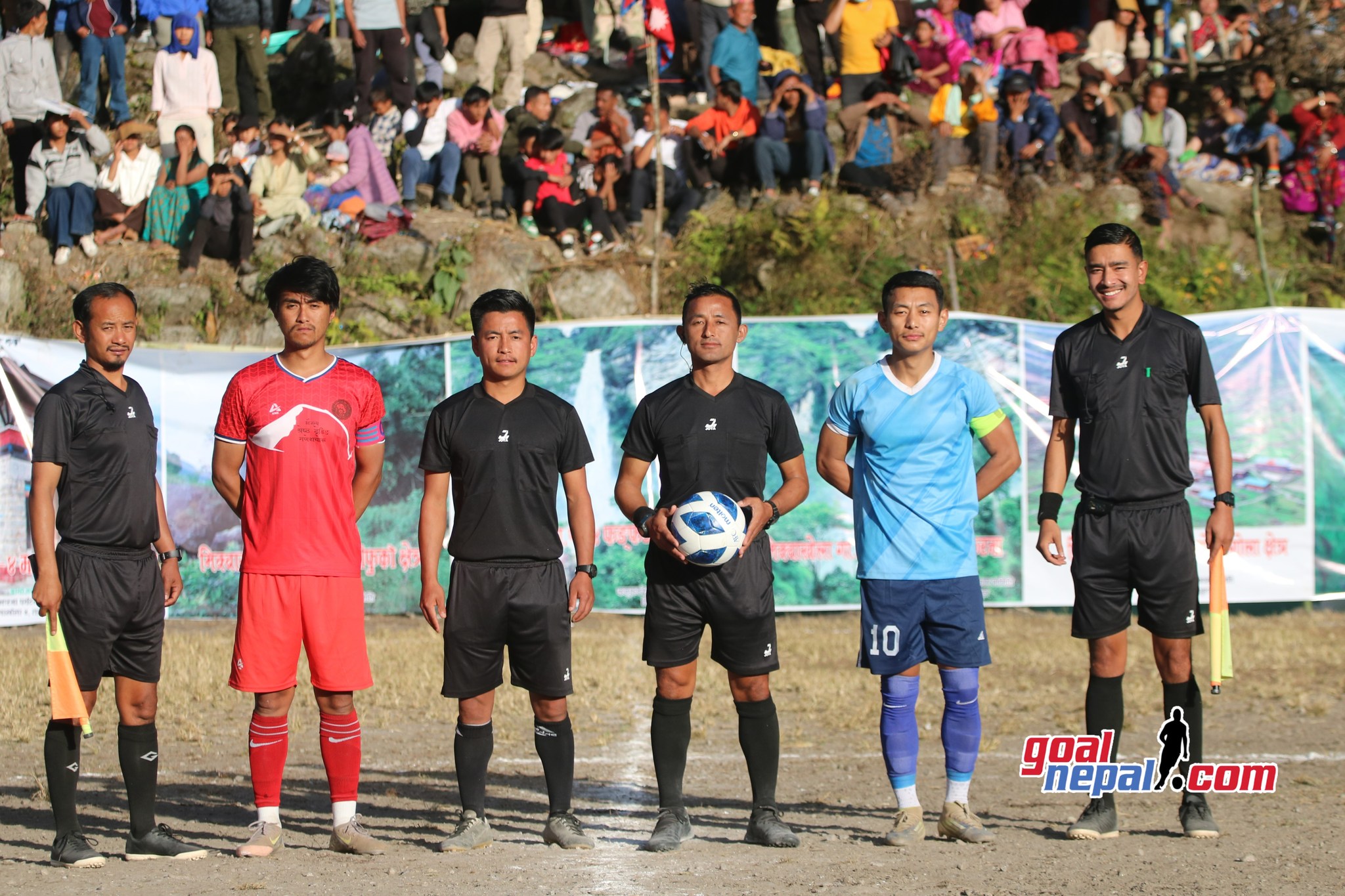 रेफ्रिहरु र दुवै टिमका कप्तान ।