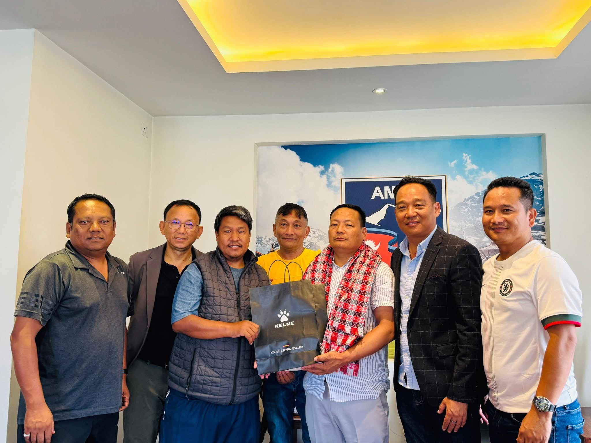 उद्योग कृषि तथा सहकारी मन्त्री खगेनसिंह हाङगामलाई स्वागतगर्दै एन्फा अध्यक्ष पंकजविक्रम नेम्बाङसहित पदाधिकारी