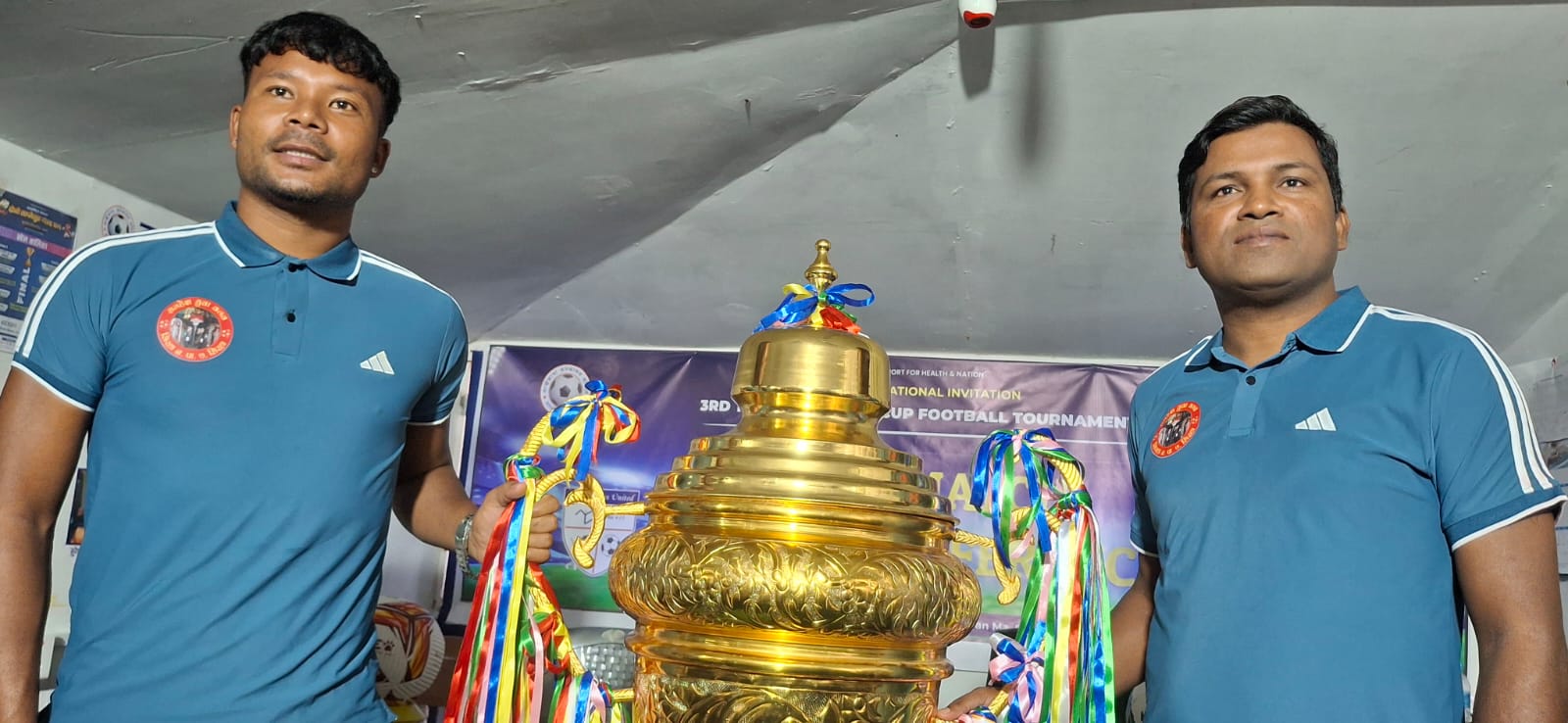 प्रथम कपसहित सिराह प्रशिक्षक राजिव यादव र कप्तान रेम्बो चौधरी  ।