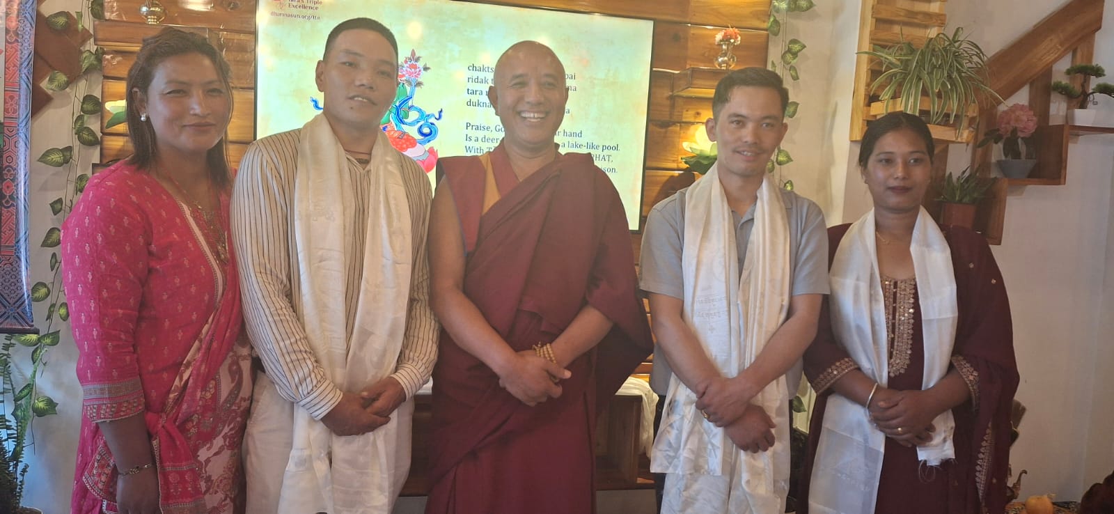 प्रमूख अतिथिसँग सञ्चालक दीपक र तारामानको परिवार