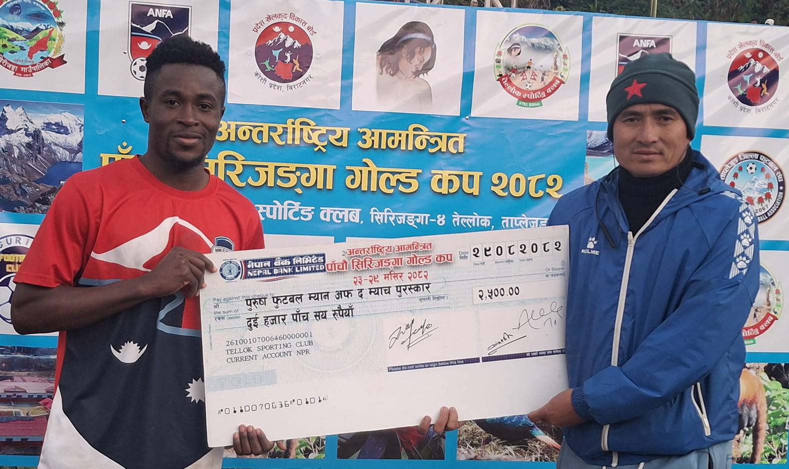 विधागत पुरस्कार सौजन्यकर्ता तेल्लोकका व्यवसायी कुल वहादुर भण्डारीमार्फत पुरस्कार ग्रहण गर्दै म्यान अफ दि म्याच घोषित&nbsp;नाना  &nbsp;।