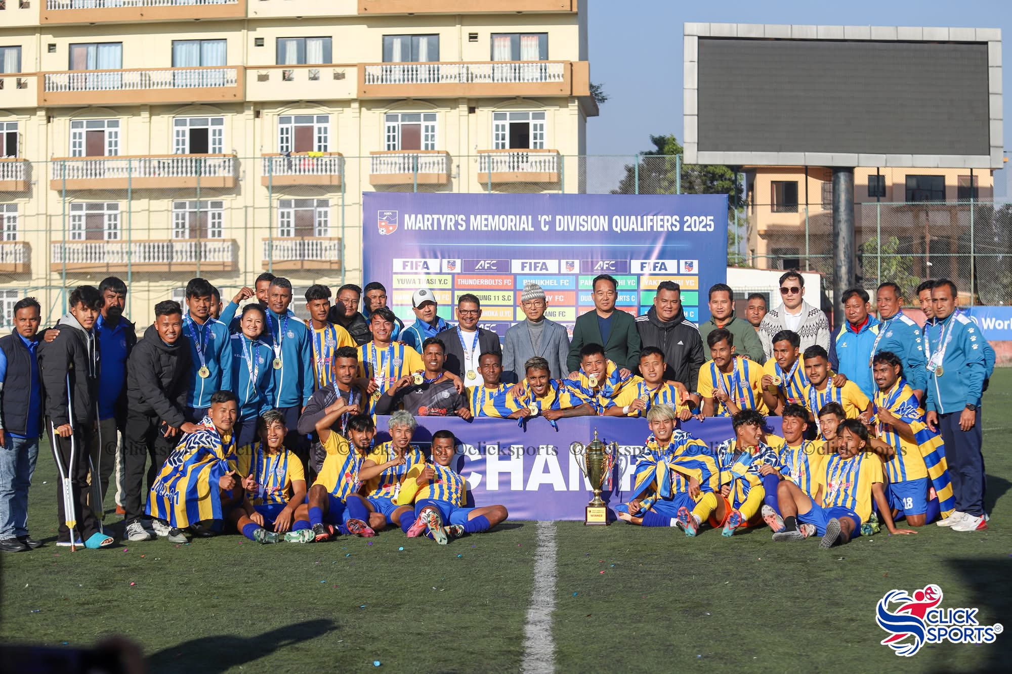 नेपालगञ्ज–११ स्र्पोट्स क्लबले शहिद स्मारक सि डिजिभन लिग क्वालिफायरको उपाधि जितेपछि एन्फा अध्यक्ष पंकजविक्रम नेम्बाङसहित एन्फा पदाधिकारीसँग तस्बिर कैद गर्दै ।तस्बिरः क्लिक स्र्पोर्टस