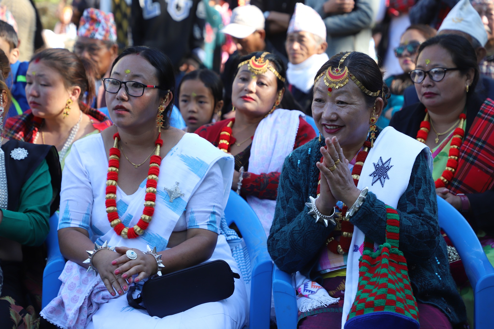 जातिय पोसाकमा सजिएका सहभागी ।