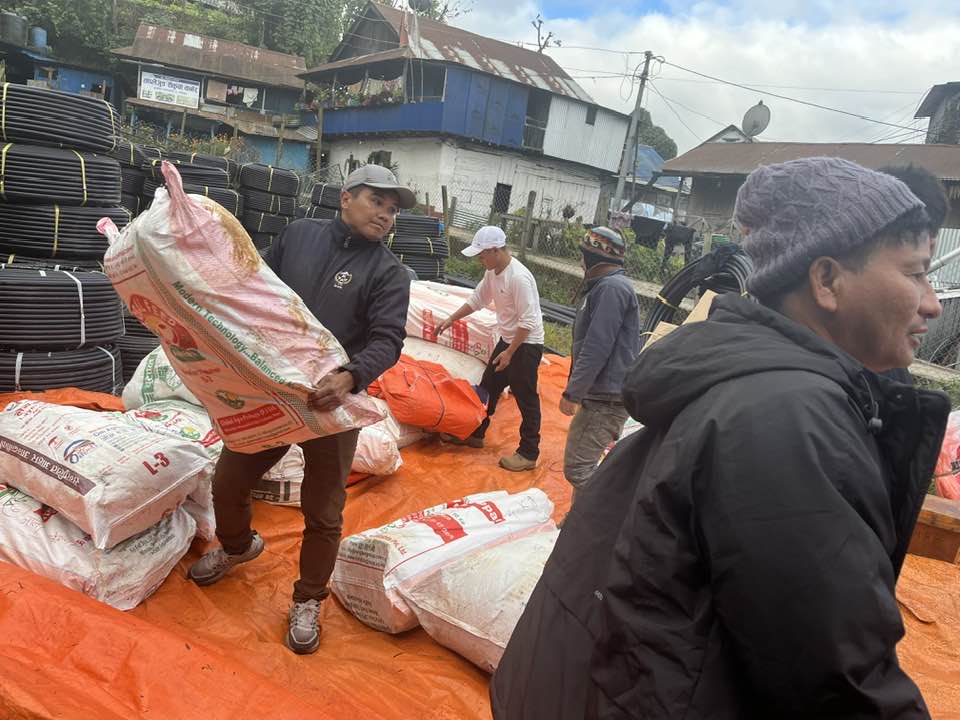 काधुरी टिमले आवश्यक नुन तेल चामल र टेन्ट आफै व्यवस्थापन गर्दै ।