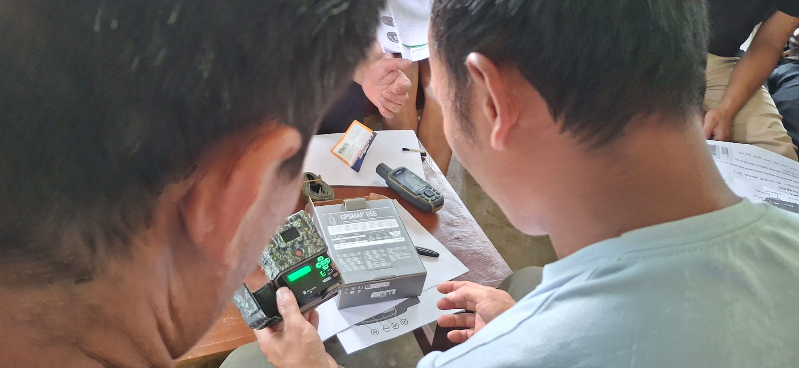 क्यामेरा ट्र्याप र जीपीएस उपकरण जडान सिक्दै सहभागी ।&nbsp; तस्बिर, देवराज गुरुङ