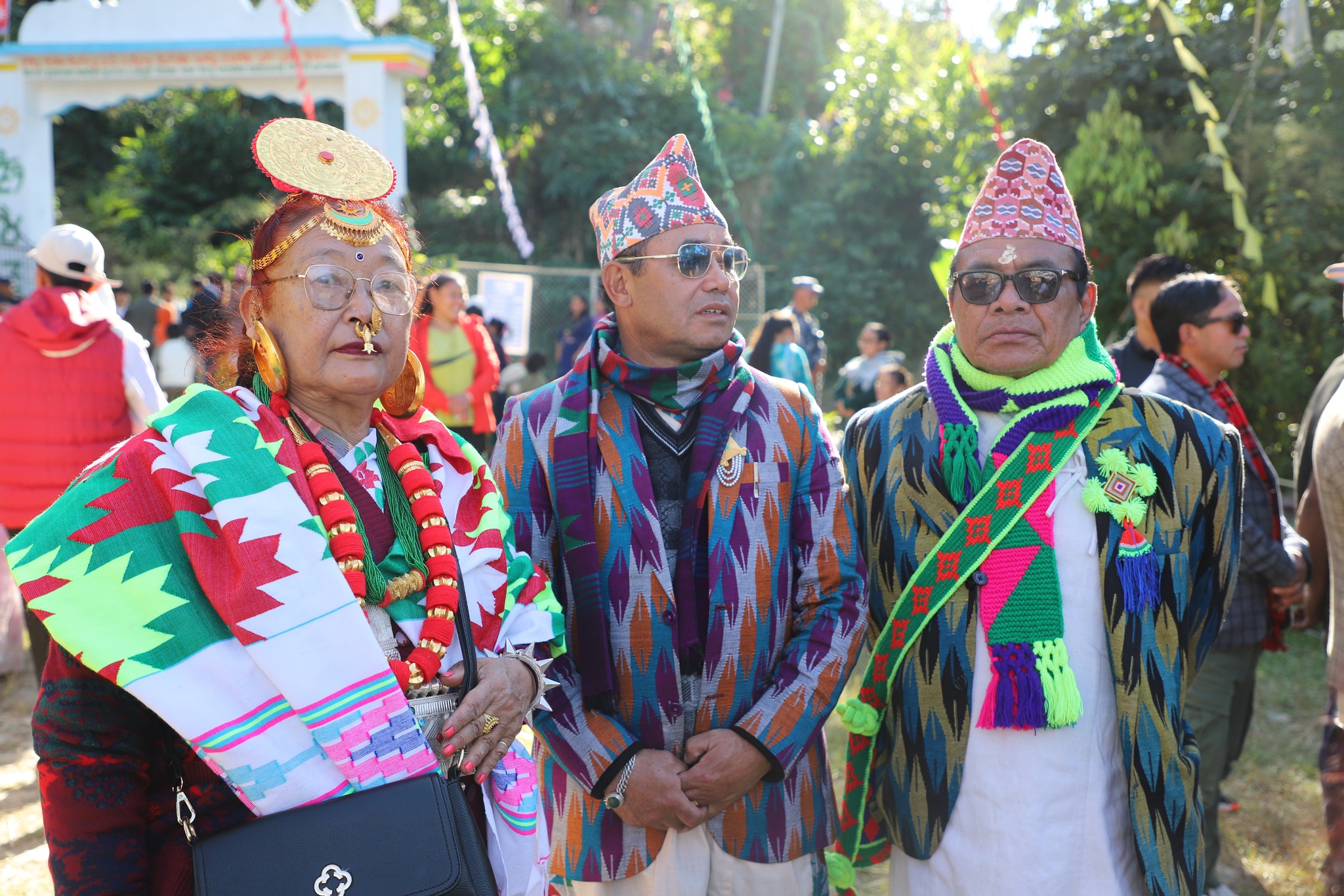 मौलिक भेषभुषा र गरगहनामा सजिएका सहभागीहरु ।