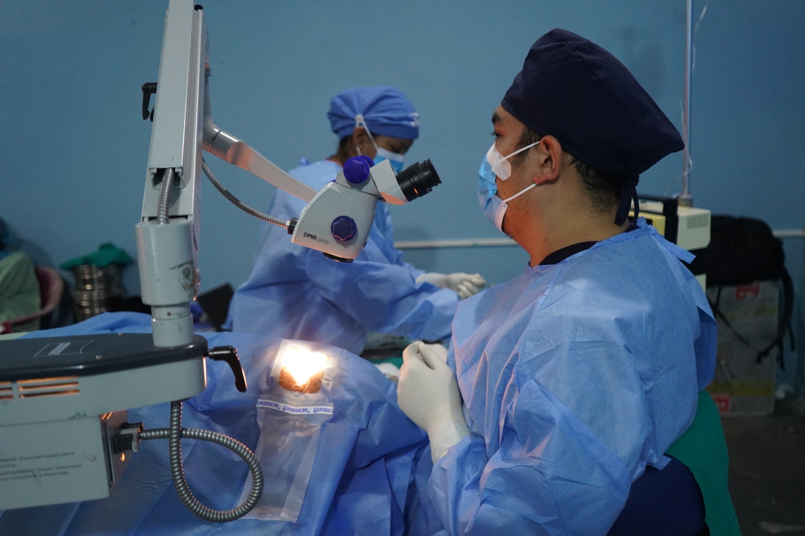 शल्यक्रिया कक्षमा विरामीसँग डा. सागर रुइट । तस्बिरः अर्जुन कट्वाल क्षेत्री