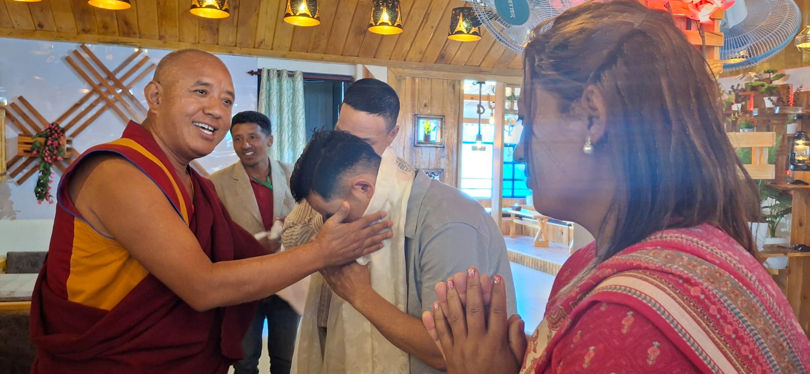 गुरुसँग ‘काब्रु क्याफे एण्ड रेस्टुरेन्ट’ संञ्चालकद्धय दीपक र तारामान गुरुङ आशिवार्द ग्रहण गर्दै ।