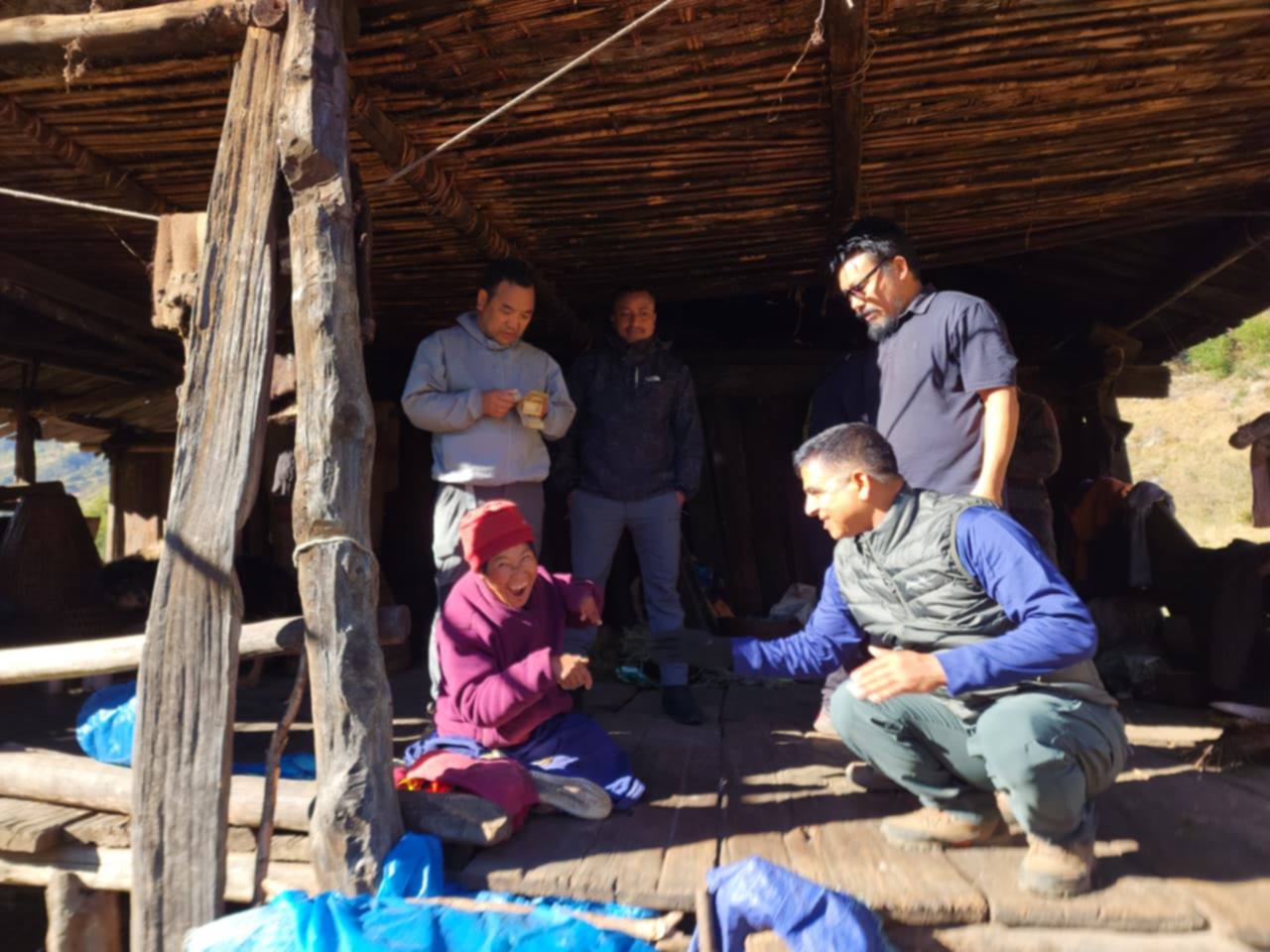 जिल्ला प्रहरी कार्यालय ताप्लेजुङका प्रहरी नायब उपरिक्षक वेदप्रसाद गौतम नेतृत्वको टोली हिमाली बस्तीमा सामाजिक सुरक्षा भत्ता वितरणमा सहभागी ।