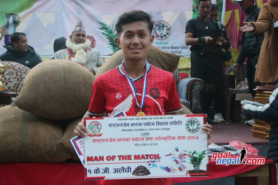 फाइनलमा निर्णायक गोल गरेका पाँचथरका निरोज लिङ्देन म्यान अफ दि म्याच घोषित । पुरस्कार १ केजी अलैची । तस्बिरः गोलनेपाल