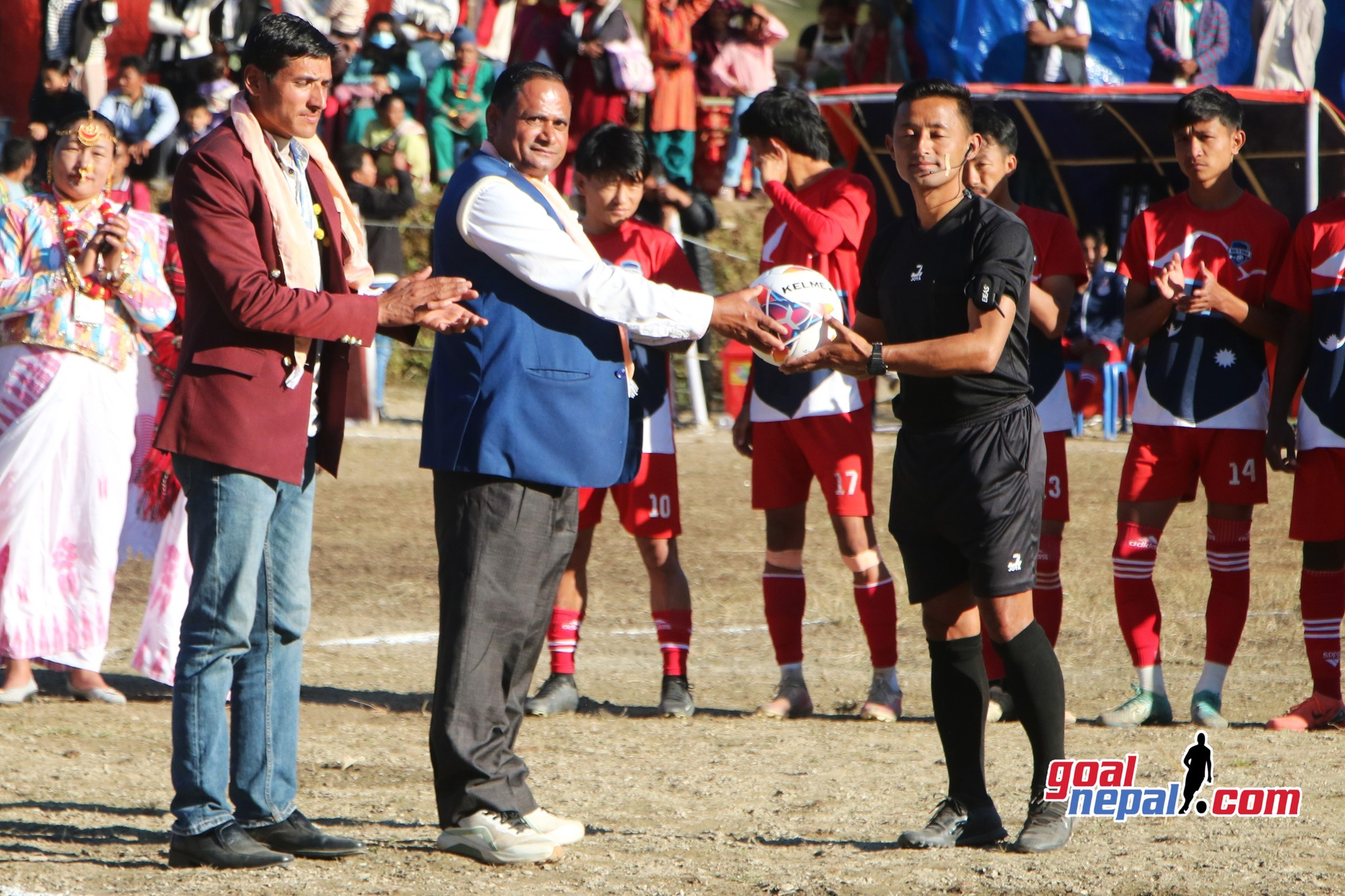 प्रमूख अतिथिद्धारा मुख्य रेफ्रिलाई बल हस्तान्तरण गर्दै ।