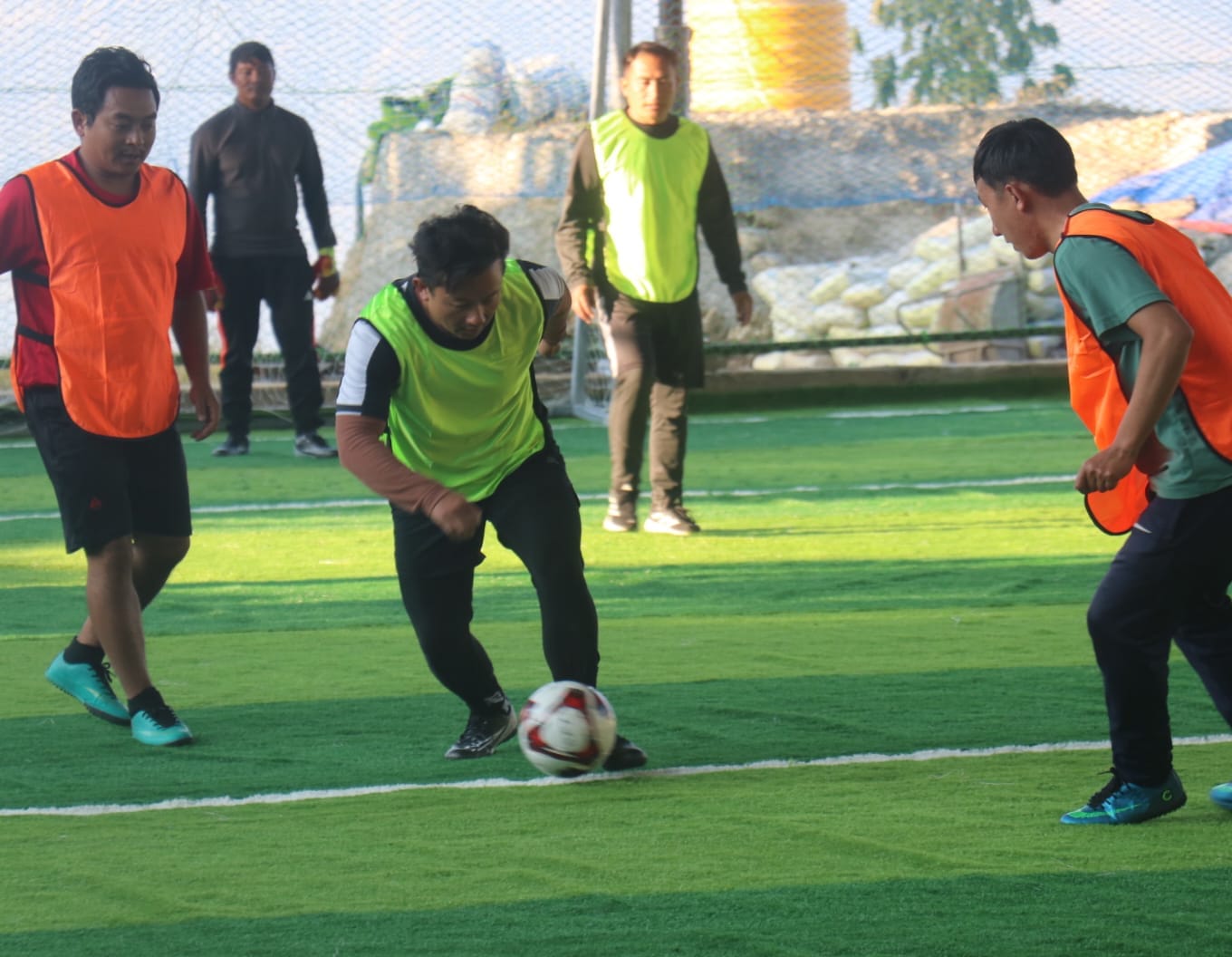 फुङलिङ नगरपालिका–४ वडाअध्यक्ष दुर्गा पालुङवा बल नियन्त्रण गर्दै ।