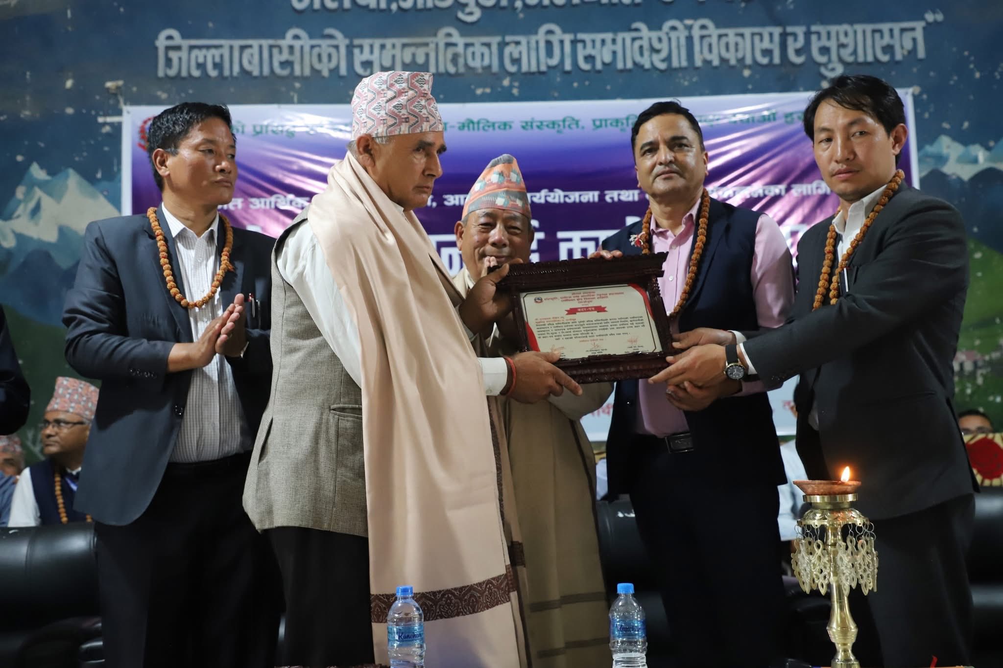 सम्मान ग्रहण गर्दै पुण्य प्रसाद पौडेल