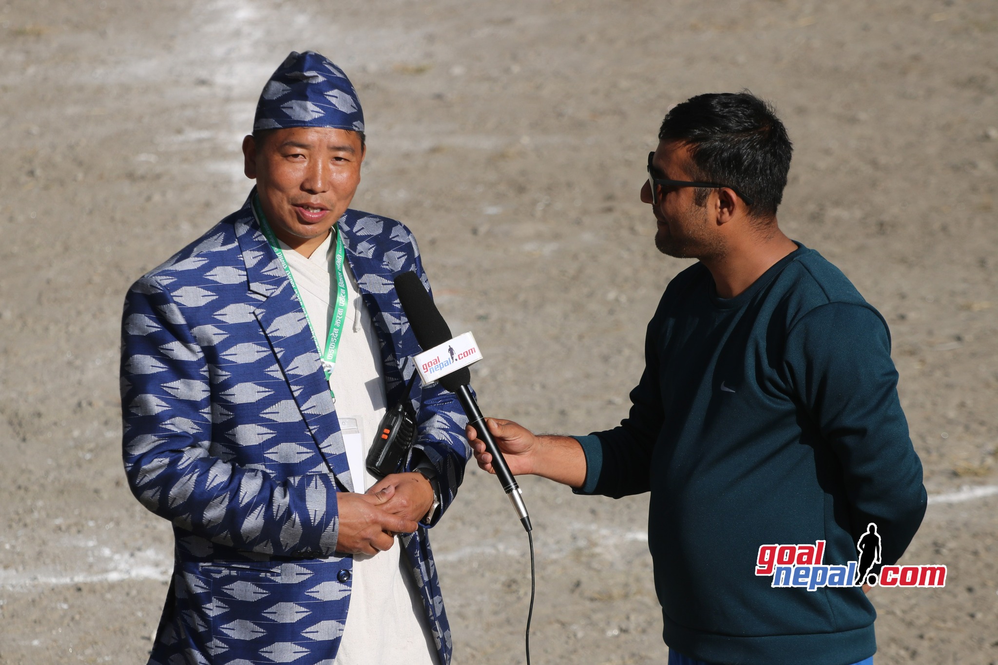 गोल नेपालका तुलसी सिटौलासँग अन्तवार्ता दिदैँ अध्यक्ष विजय साँवा । तस्बिरः गोलनेपाल