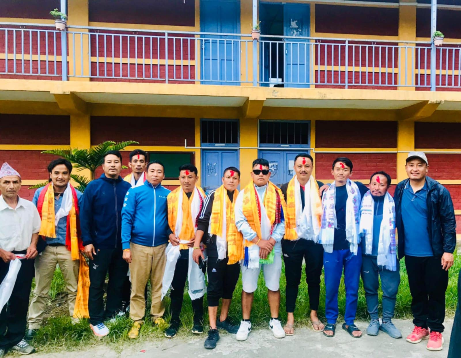 तरुण दलको सर्वसम्मत नेतृत्व चयनपश्चात तस्बिर कैद गर्दै ।