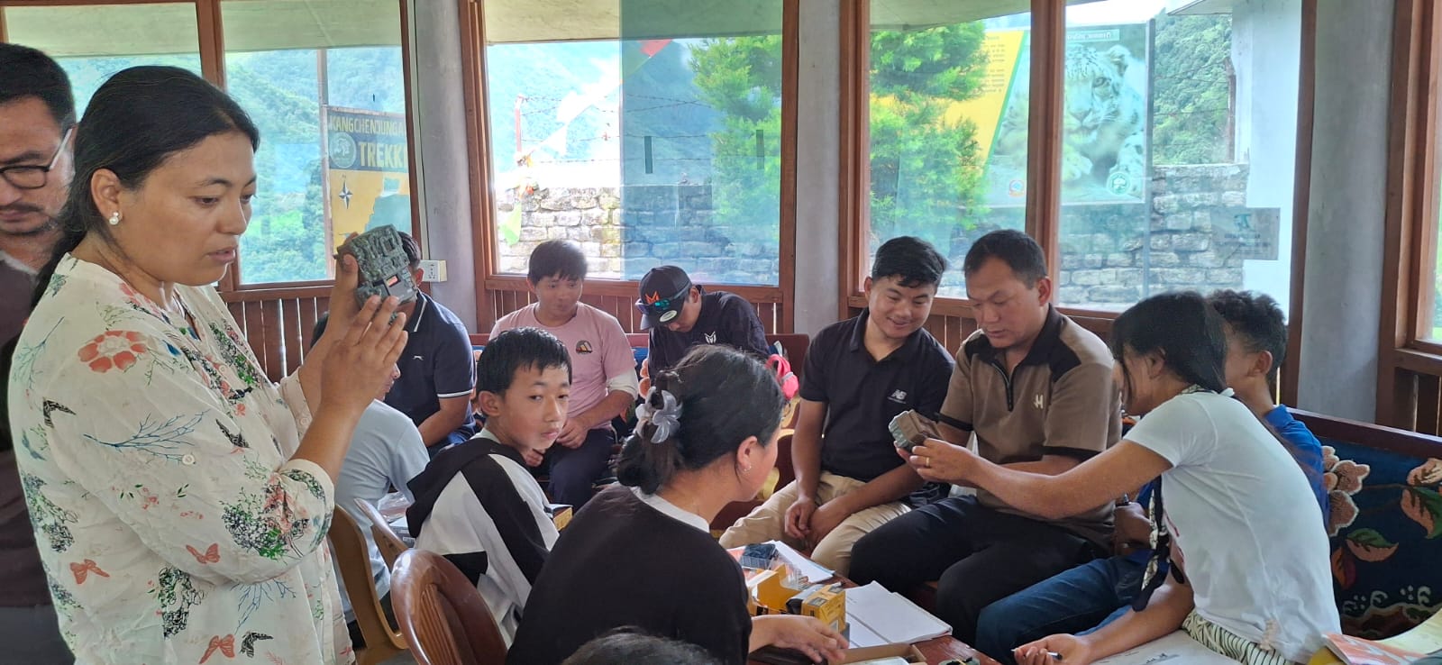 क्यामरा ट्रयाप र जीपीएस जडान तालिममा सहभागी कंञ्चनजंघा संरक्षण क्षेत्रका स्थानियबासी ।