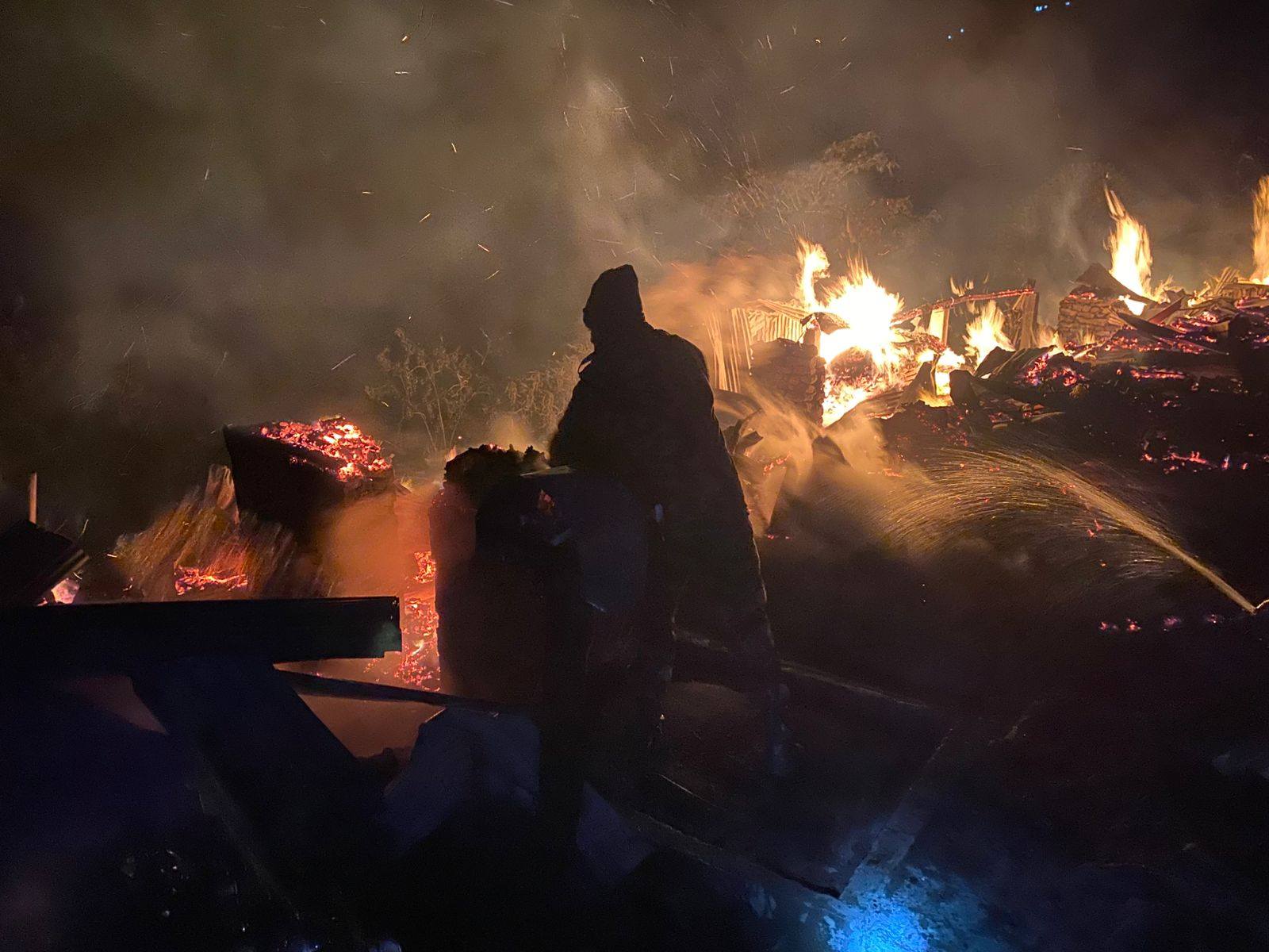 तेम्बामा जलेका ४ घरहरु ।