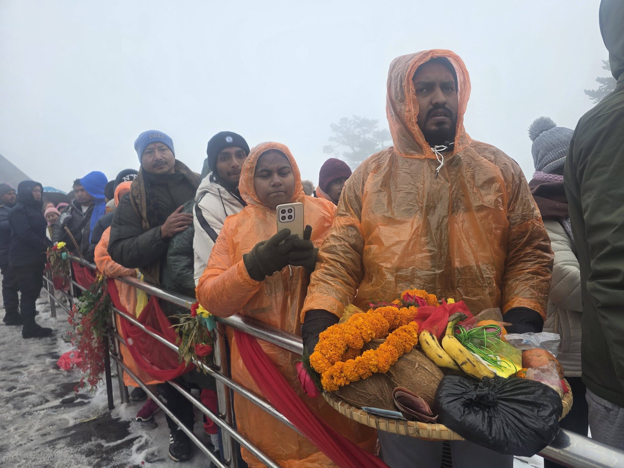 पाथीभरामा दर्शनका लागि लाइनमा बसेका दर्शनार्थी