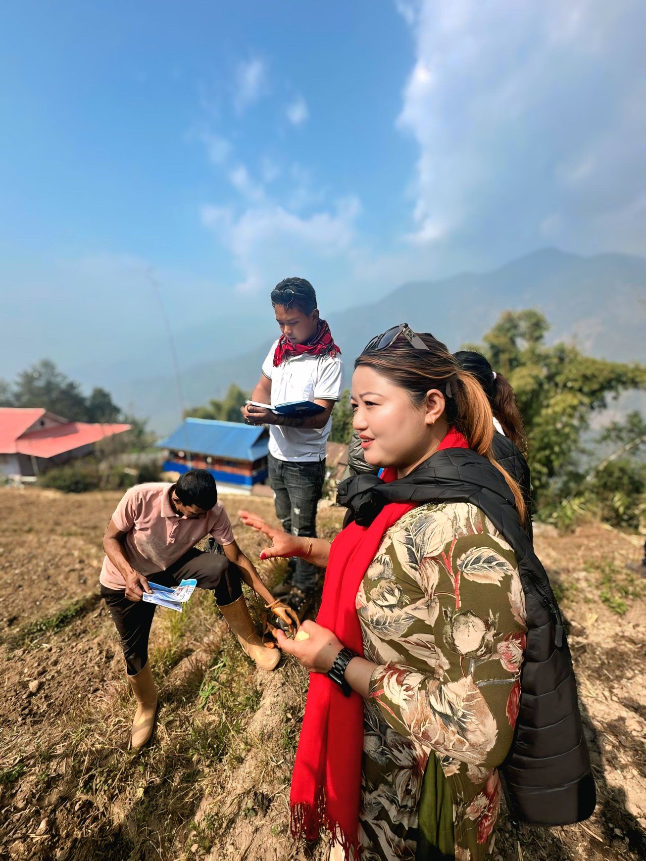 मतदातासँग निर्मला लाबुङ खिम्दिङ लिम्बु ‘मीरा’